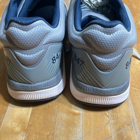 NWOT New Balance 847 v4 waking shoes - Picture 6 of 7